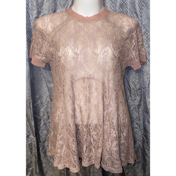 Suzanne Betro Tops - ⬇️Suzanne Betti blush pink lace peplum top